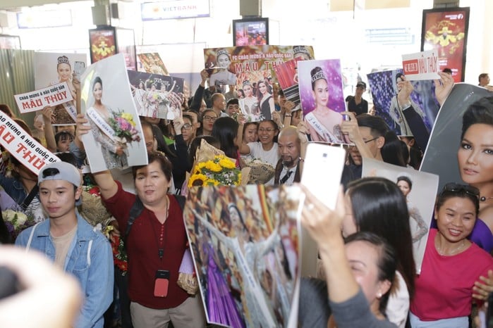 Trước đó, rất nhiều người hâm mộ có mặt tại sân bay để chào đón tân Hoa hậu và hai Á hậu.