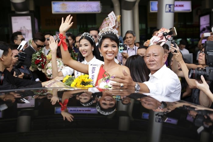 Tân Hoa hậu Hoàn vũ Việt Nam H'Hen Niê vô cùng rạng rỡ trong vòng vây của người hâm mộ.