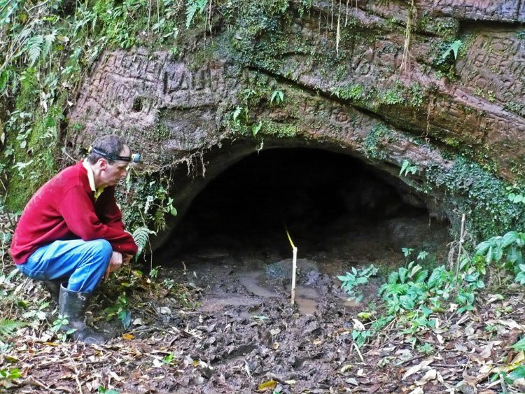 Bên ngoài một hang đào được Amilcar khám phá.