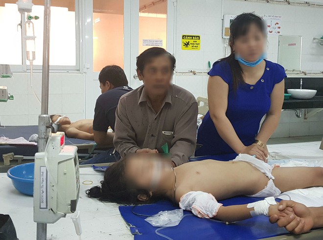 Gia đình chăm sóc một trong 3 bé tại bệnh viện.