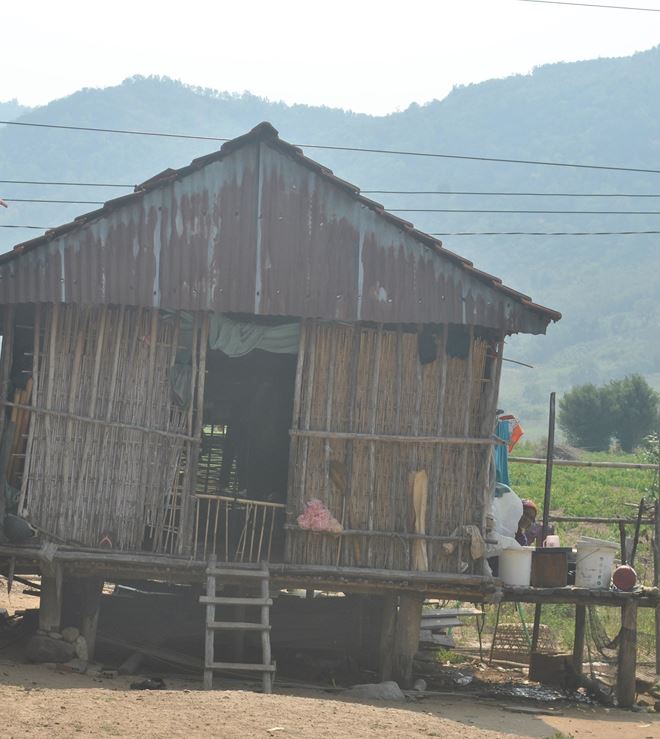 Đa số nhà trong làng chỉ được che chắn tạm bợ vì nghèo đói
