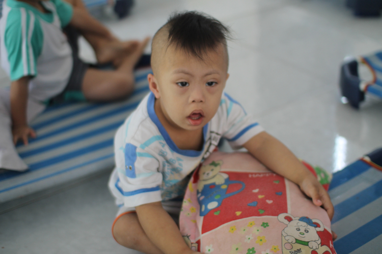 Bé trai 4 tuổi bị bệnh Down đang được chăm sóc tại chùa Pháp Tánh.