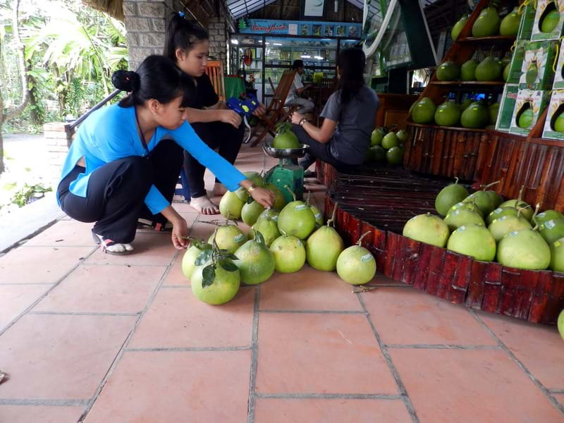 Nhờ mở quán ăn sinh thái, nên ông Năm Huệ “nhẹ đầu” với khổ nạn: được mùa rớt giá.