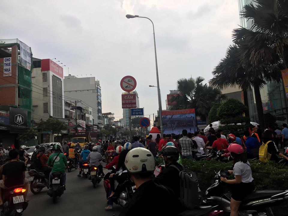 Màn hình lớn ngay khu vực Võ Văn Tần - Cách mạng tháng 8 thu hút rất đông người đi đường theo dõi trận đấu