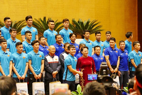 Chủ tịch Quốc hội Nguyễn Thị Kim Ngân chụp ảnh lưu niệm cùng các tuyển thủ U23 Việt Nam tại Hội trường Diên Hồng, Nhà Quốc hội