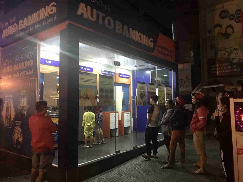 Cảnh xếp hàng rút tiền ở cây ATM DongA bank tối ngày 9-2
