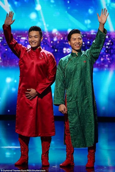 Anh em Cơ - Nghiệp trong tà áo dài Việt tại đêm chung kết cuộc thi Tìm kiếm tài năng Anh 2018