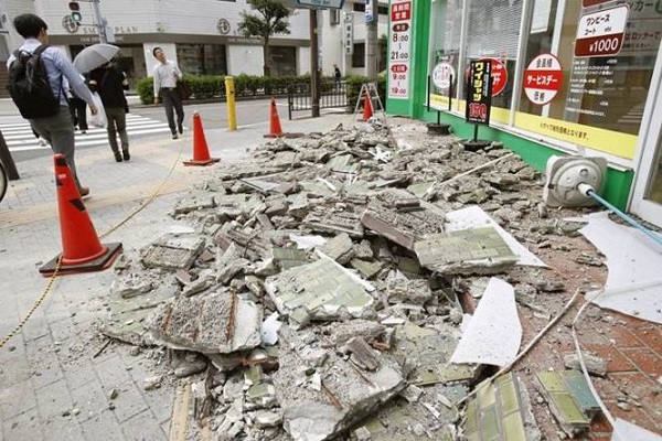 Chính quyền các thành phố lớn nằm giữa khu vực Osaka và Kyodo - nơi chịu ảnh hưởng bởi trận động đất hiện đang khẩn trương tiến hành công tác khắc phục hậu quả. Một vài đám cháy đã bùng phát và ngay lập tức được dập tắt. Ảnh: Japantimes