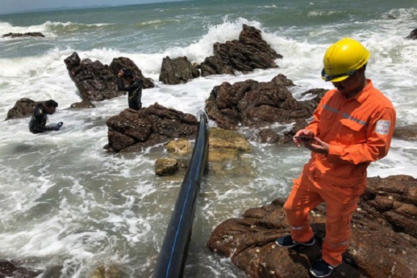 Ngành điện đang tìm kiếm điểm đứt cáp điện ngầm ở đảo Cô Tô Ảnh: MAI PHƯƠNG