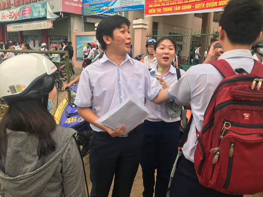 Thí sinh dự thi tại điểm thi Trung tâm giáo dục nghề nghiệp - giáo dục thường xuyên quận Ninh Kiều Ảnh: CA LINH