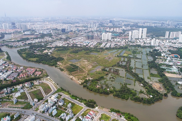 Dự án khu dân cư Phước Kiển được xem là dự án có quỹ đất lớn nhất của doanh nghiệp này, nhưng sau gần 10 năm vẫn là khu đất trống hoang vu nằm cạnh những khu dân cư (Ảnh: Zing)