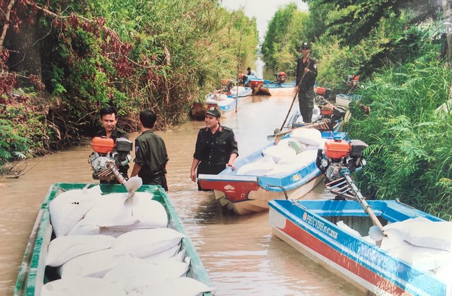 Đường cát sau khi được tập kết dọc các tỉnh biên giới Lào, Campuchia được chuyển lậu bằng đường bộ và thủy vào nước ta. Ảnh: HĐ 