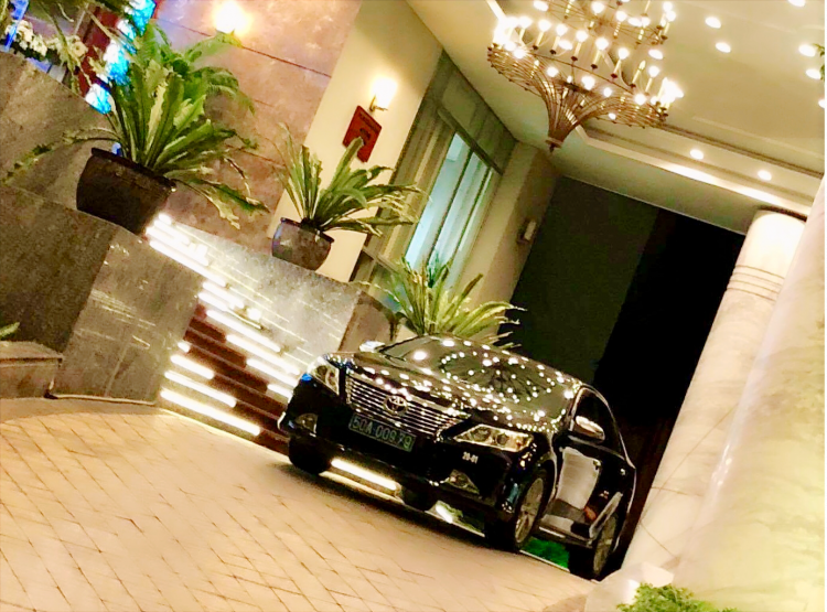 Phó Bí thư Thường trực Tất Thành Cang sử dụng xe Toyota Camry (biển số xanh công vụ 50A 009.79) để dự tiệc nhậu linh đình ngoài giờ, tại một nhà hàng sang trọng (Ảnh: Nguyễn Nam)