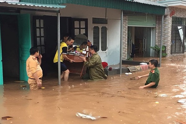 Lực lượng chức năng giúp dân thị trấn Tiên Yên (Quảng Ninh) bị ngập sâu. Ảnh: ĐH