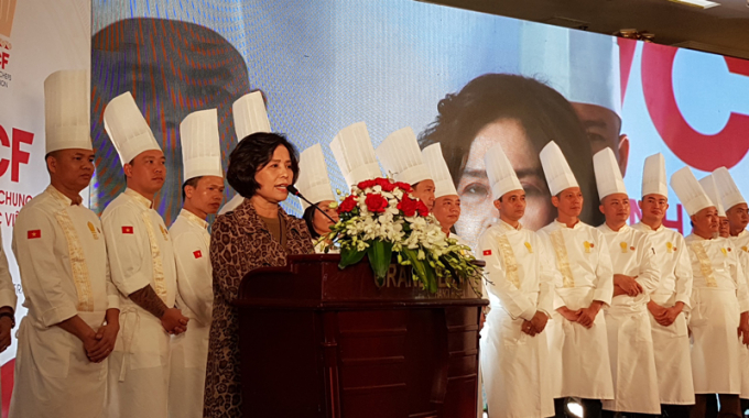 Phó Chủ tịch thường trực Hiệp hội Du lịch Việt Nam Cao Thị Ngọc Lan chúc mừng Ban Chấp hành lâm thời Liên Chi hội Đầu bếp Việt Nam.
