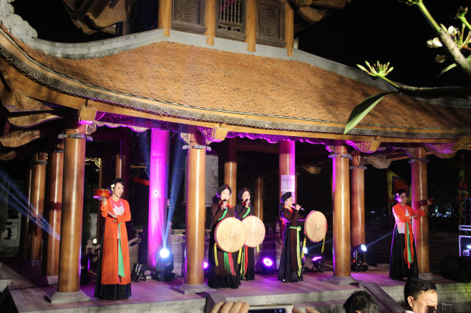 Các liền chị biểu diễn tiết mục quan họ tại Khu di tích lịch sử chiến thắng Xương Giang (TP. Bắc Giang)