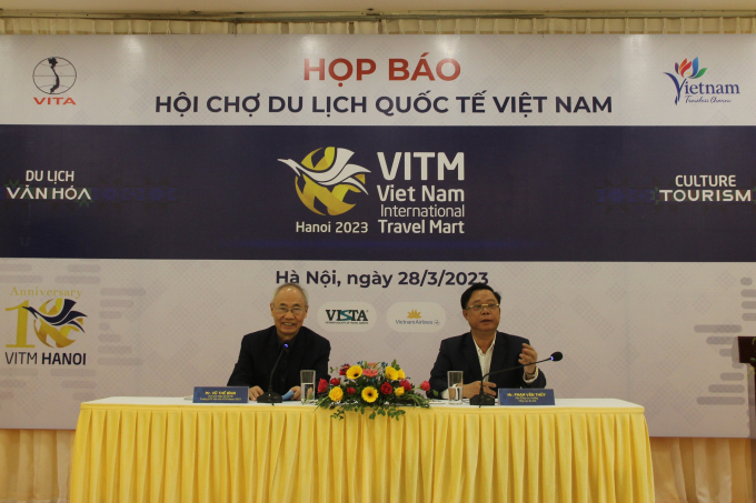 Ông Vũ Thế Bình - Chủ tịch Hiệp hội Du lịch Việt Nam và ông Phạm Văn Thuỷ - Phó Tổng cục trưởng Tổng cục Du lịch Việt Nam