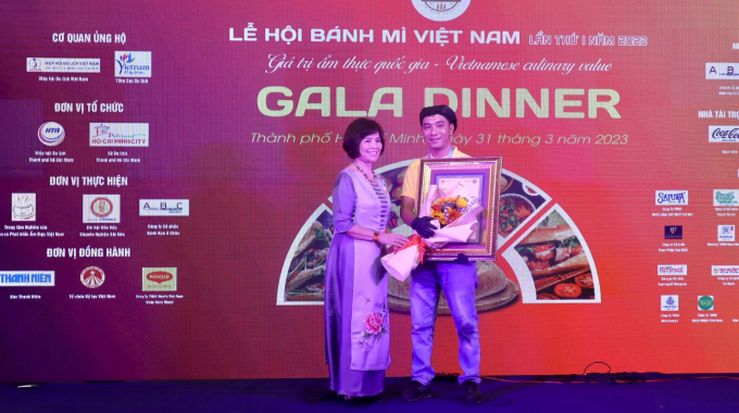 Bà Cao Thị Ngọc Lan- Phó Chủ tịch thường trực Hiệp hội Du lịch Việt Nam trao bằng khen cho Bánh mì Tuấn 7 Kẹo