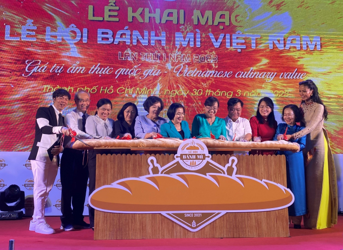 Các đại biểu thực hiện nghi thức khai mạc Lễ hội bánh mì Việt Nam lần thứ 1