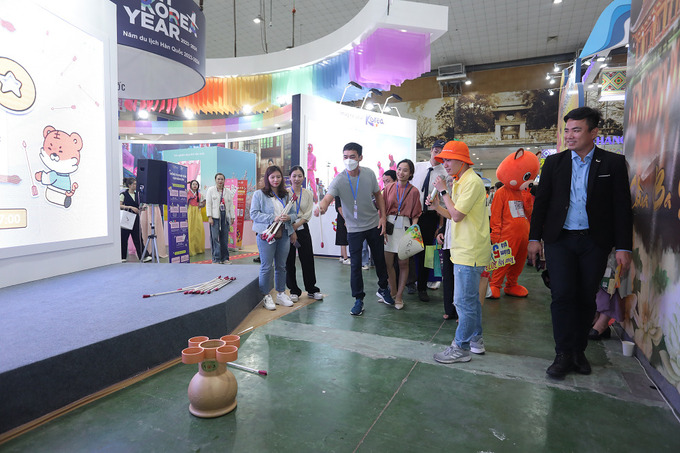 Du khách trải nghiệm văn hoá Hàn Quốc tại Hội chợ du lịch quốc tế VITM Hà Nội 2023