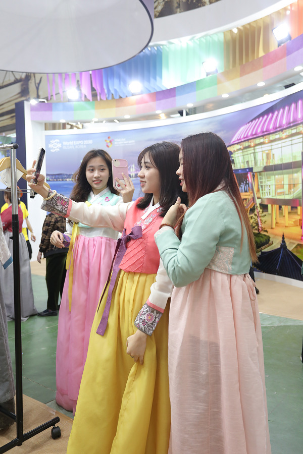 Du khách trải nghiệm văn hoá Hàn Quốc tại Hội chợ du lịch quốc tế VITM Hà Nội 2023