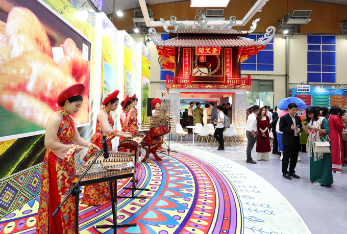 Không gian hội chợ được thiết kế với đậm sắc màu văn hóa