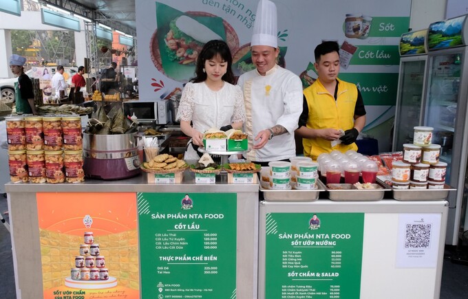 Không chỉ giới thiệu tinh hoa ẩm thực Việt, gian hàng VCF còn đem đến sự kết hợp độc đáo giữa ẩm thực Việt Nam với ẩm thực quốc tế.