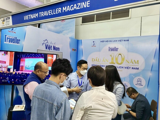 Du khách ghé gian hàng của Tạp chí Vietnam Traveller để tìm hiểu những thông tin về Du lịch và Hội chợ