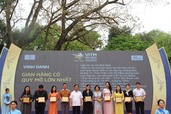 Phó ban tổ chức hội chợ VITM Cao Thị Ngọc Lan trao Kỷ niệm chương cho các đơn vị có hoạt động nổi bật tại Hội chợ