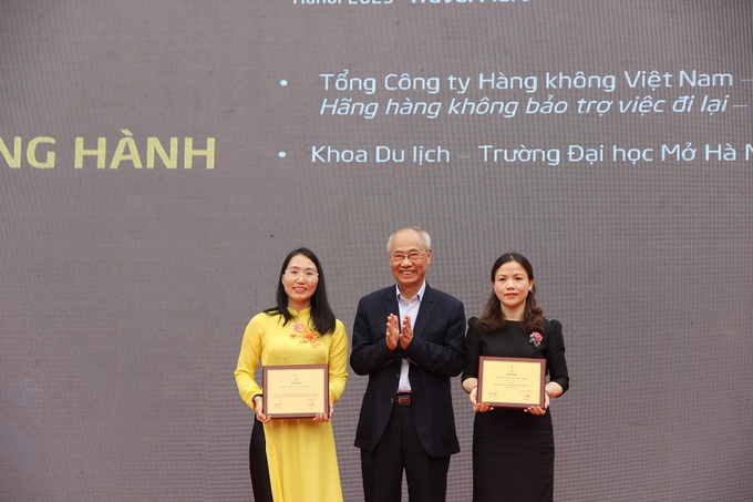 Chủ tịch Hiệp hội Du lịch Việt Nam Vũ Thế Bình trao Kỷ niệm chương cho các đơn vị có hoạt động nổi bật tại Hội chợ