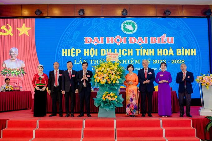 Bà Cao Thị Ngọc Lan - Phó Chủ tịch Thường trực Hiệp hội Du lịch Việt Nam tặng hoa chúc mừng Đại hội