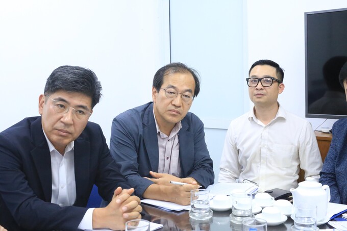 Ông Kang Dae Gum (giữa) - Cán bộ hợp tác thể dục thể thao, Bộ VHTTDL Hàn Quốc lắng nghe chia sẻ từ phía Hiệp hội Du lịch Việt Nam.