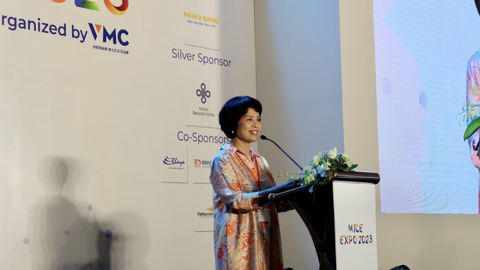 Bà Cao Thị Ngọc Lan - Phó Chủ tịch Thường trực Hiệp hội Du lịch Việt Nam phát biểu tại hội nghị.