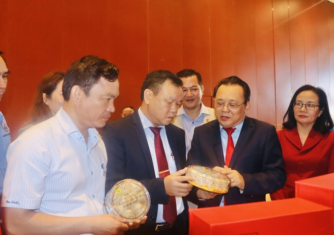 Ông Lê Hữu Hoàng - Phó Chủ tịch Thường trực UBND tỉnh Khánh Hòa giới thiệu sản phẩm yến sào Khánh Hòa với lãnh đạo tỉnh Phú Yên.