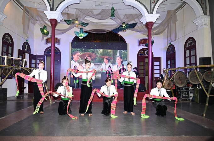 Đoàn nghệ nhân dân gian người Thái đến từ thị xã Nghĩa Lộ, tỉnh Yên Bái biểu diễn Nghệ thuật Xòe Thái. Ảnh: TITC