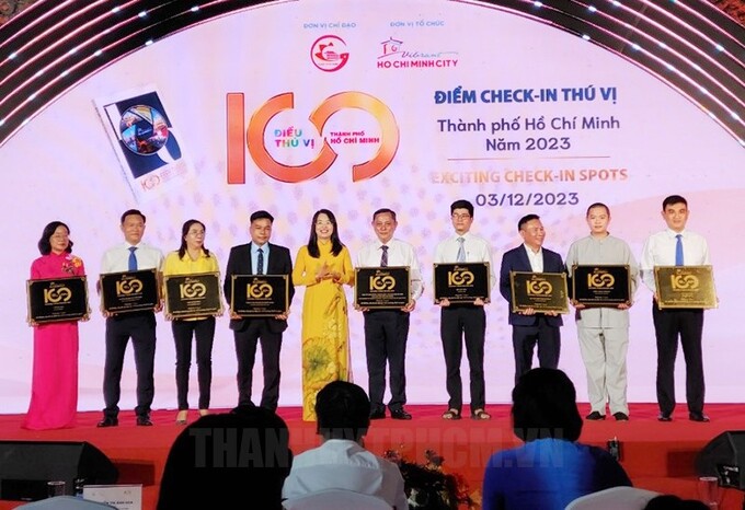 Giám đốc Sở Du lịch TP Nguyễn Thị Ánh Hoa trao bảng công nhận Chương trình “TPHCM – 100 điều thú vị” cho các đơn vị tại buổi lễ.