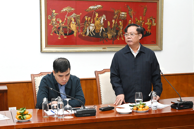 Phó Cục trưởng Cục Du lịch Quốc gia Việt Nam Phạm Văn Thủy trao đổi các vấn đề về lĩnh vực du lịch tại buổi họp báo. Ảnh: TITC