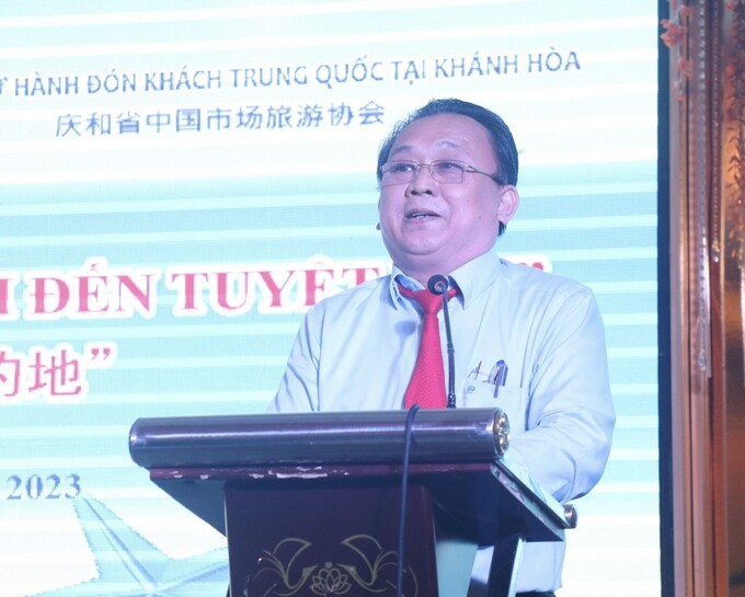 Ông Lê Hữu Hoàng - Phó Chủ tịch thường trực UBND tỉnh Khánh Hòa phát biểu tại chương trình gặp gỡ doanh nghiệp du lịch tỉnh Tứ Xuyên, Trung Quốc