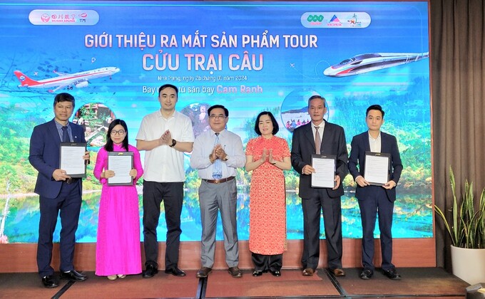 Lãnh đạo Sở Du lịch Khánh Hòa và đại diện hãng hàng không Tứ Xuyên chúc mừng các công ty lữ hành hai nước hợp tác phát triển du lịch.