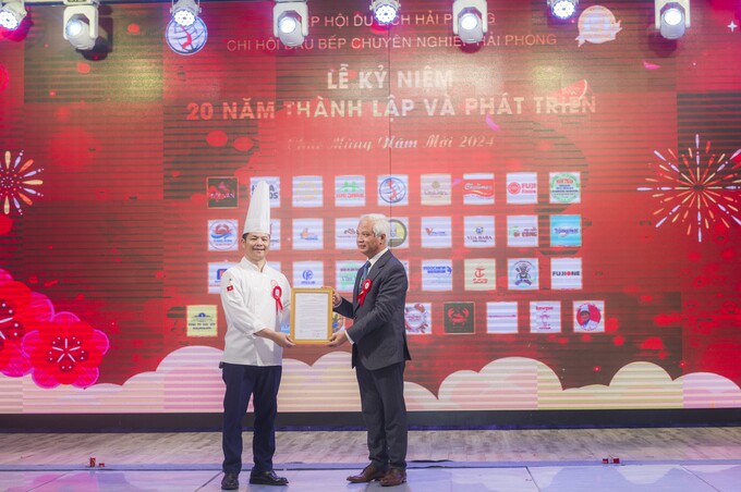 Ông Nguyễn Thế Toàn, Trưởng ban Đào tạo, Hiệp hội Du lịch Việt Nam trao chứng nhận của VCF cho ông Đỗ Ngọc Công - Chủ tịch Hội Đầu bếp chuyên nghiệp Hải Phòng.