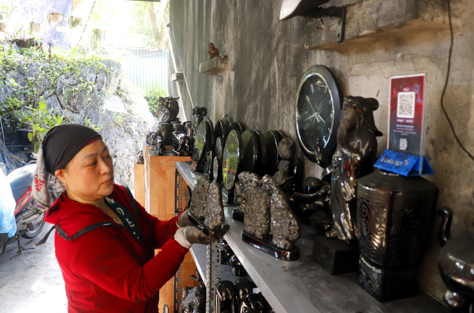 Đồ lưu niệm điêu khắc than đá và nhiều món quà lưu niệm mang đặc trưng Quảng Ninh vẫn còn nhiều khó khăn trong sản xuất, tiêu thụ