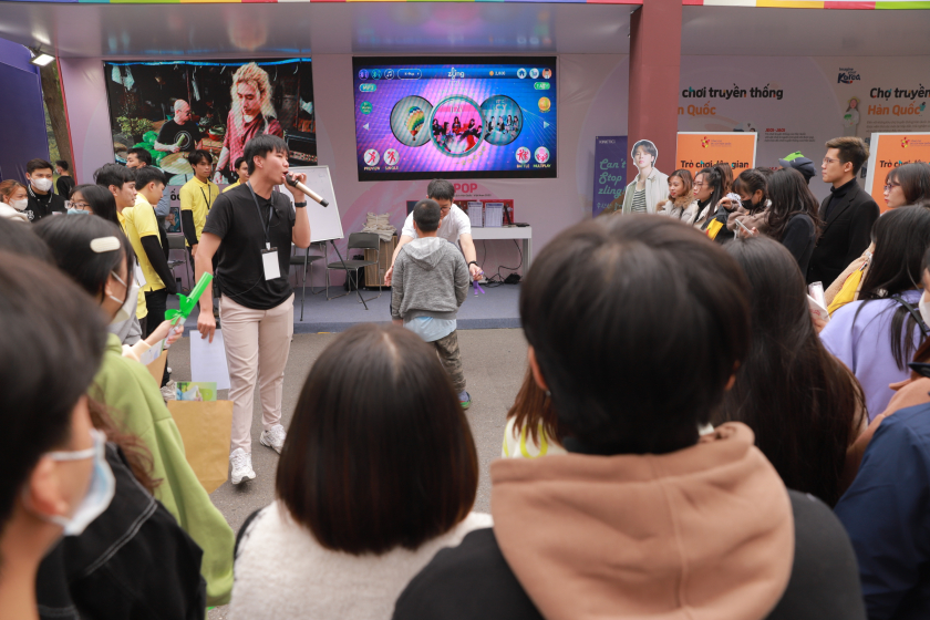 Khách tham dự lễ hội có dịp được trải nghiệm các trò chơi truyền thống Hàn Quốc. 