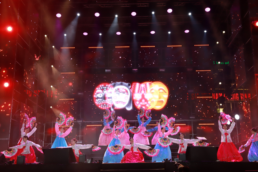 Màn biểu diễn nghệ thuật truyền thống Hàn Quốc hút mắt khán giả.