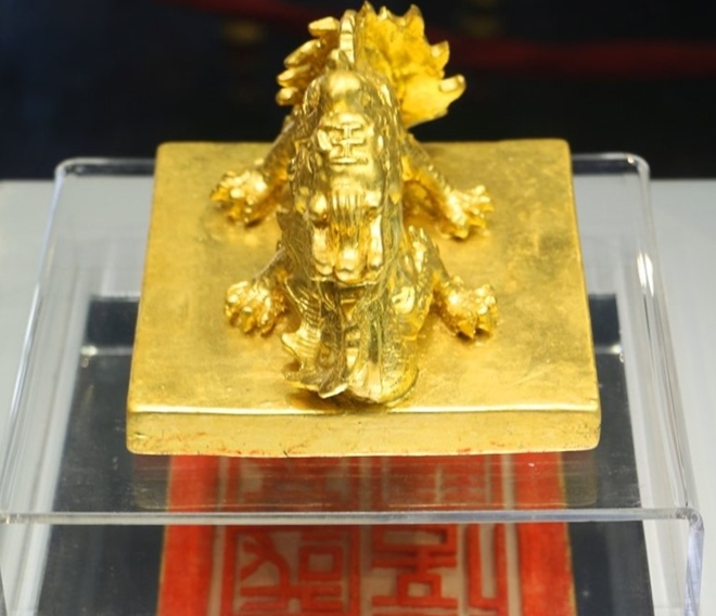 Quốc gia tín bảo phiên bản gốm mạ vàng được vua Gia Long sử dụng đóng trên các văn kiện triệu tập tướng lĩnh, phát động binh lính, trưng binh nhập ngũ