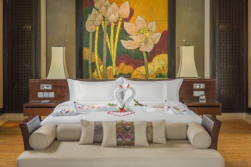 Bức tranh sơn mài hình sen tại phòng ngủ của Banyan Tree
