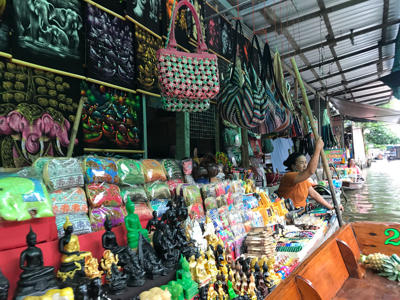 Quầy bán hàng lưu niệm trên chợ nổi Damnoen Saduak.