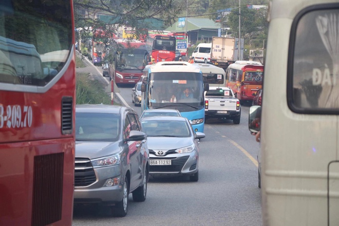 Dòng xe tắc nghẽn kéo dài trên đường lên Đà Lạt dịp 30/4-1/5 (ảnh: Zing.vn).