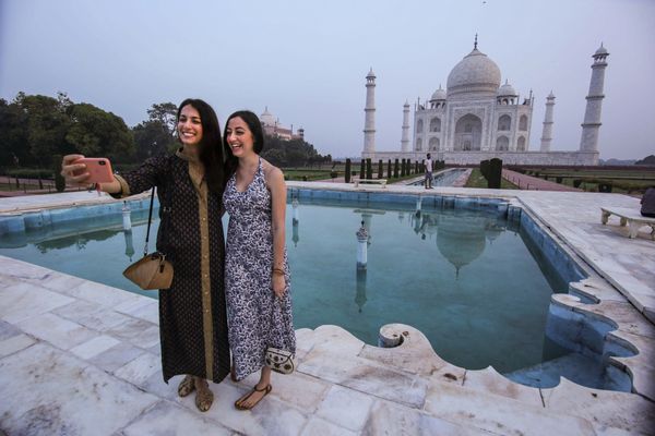 Du khách chụp hình cùng Taj Mahal.