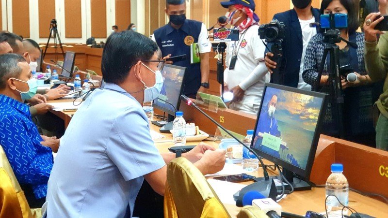 Quan chức Phuket thông tin qua buổi phát sóng trực tuyến (ảnh: PPHO).