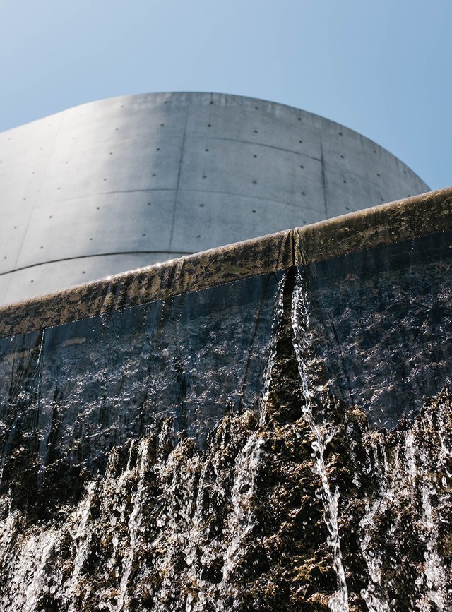 Nước là một phần không thể thiếu trong thiết kế của Tadao Ando (ảnh: Steemit).